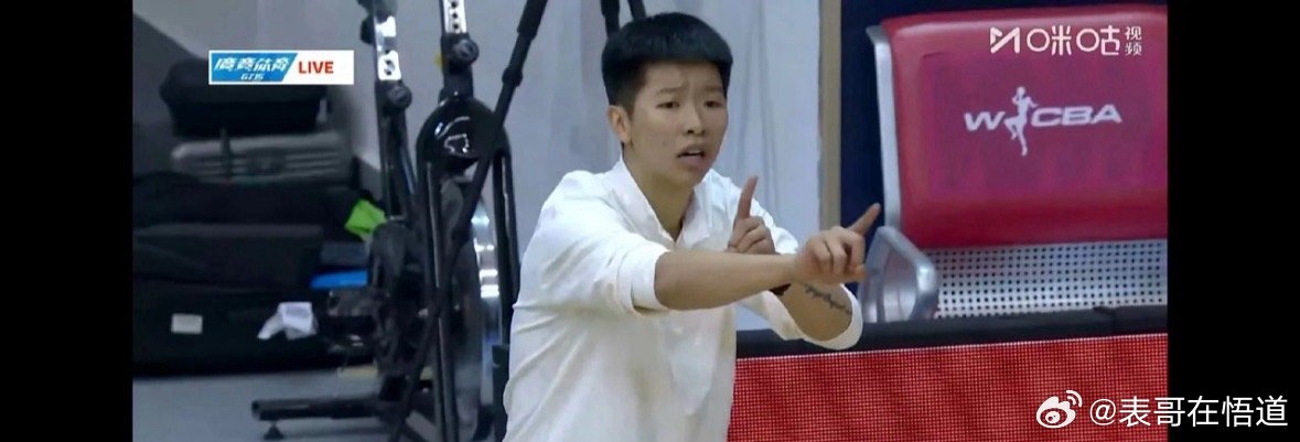 黄思静怎么啦？今晚四川女篮对阵东莞女篮，出现一个反常现象:东莞女篮主教练黄思静竟