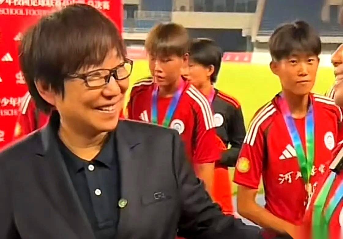 我一看这新闻就来气。把咱们的“铿锵玫瑰”孙雯摆在那个位置上，到底是让她管事儿的