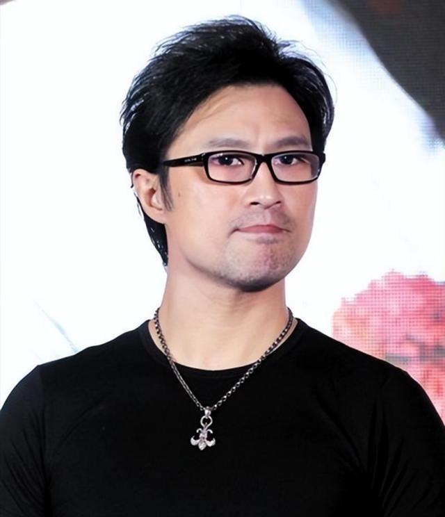 2005年，葛荟婕被汪峰赶出家门，她苦苦哀求汪峰：“我好歹给你生了个孩子，你多少