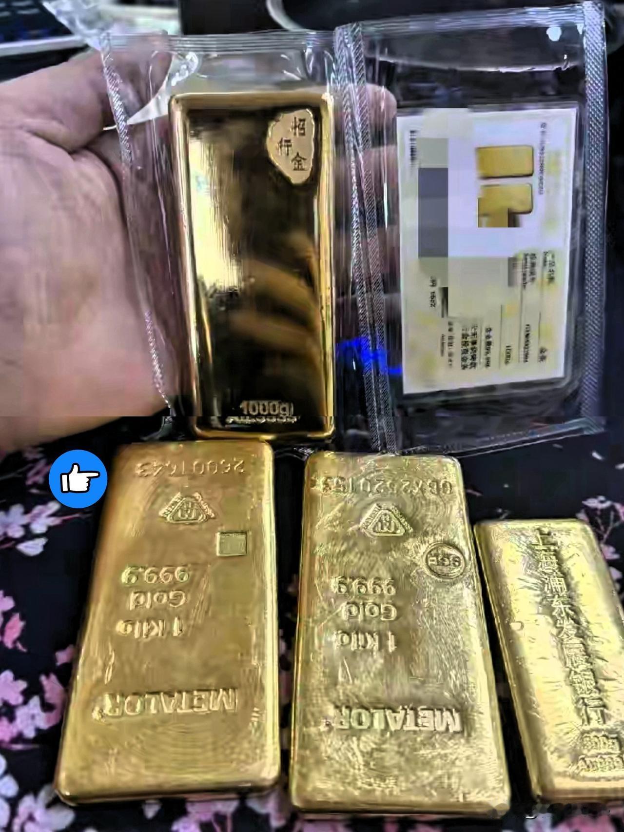 川普刚回去，金价突然持续暴跌。5月16日暗金金价为994元一克，而昨天收盘