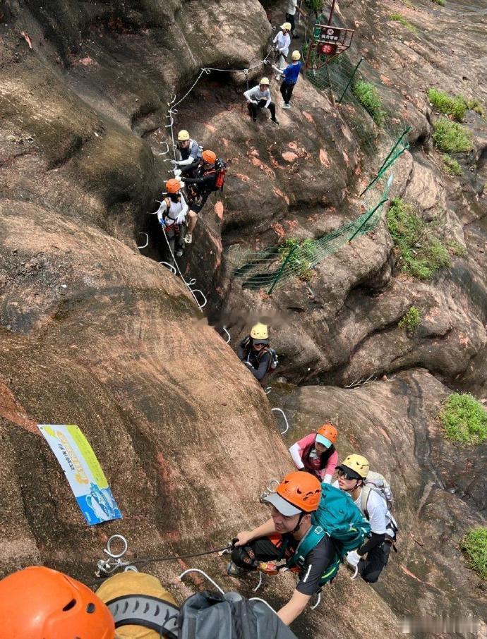光看一个远景图就好恐惧，这些攀岩爱好者胆量都挺大的。