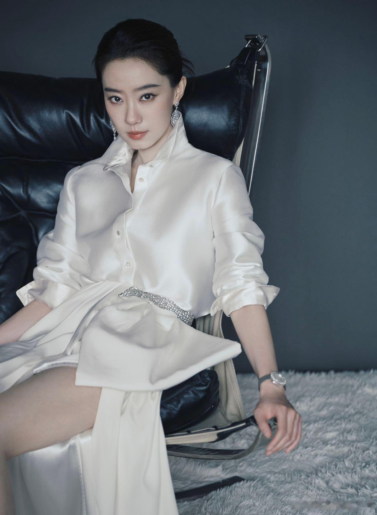 张小斐白裙主人级别被张小斐的白裙造型狠狠惊艳到，干净利落的衬衫裙版型衬得她身姿