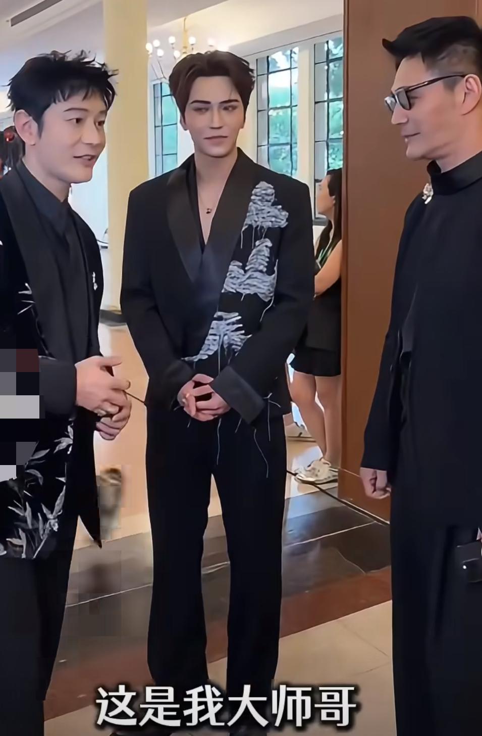 黄晓明瞿颖化身迷弟迷妹！邵子恒震惊：原来我爸当年这么顶流。哈哈哈，这场面太搞笑