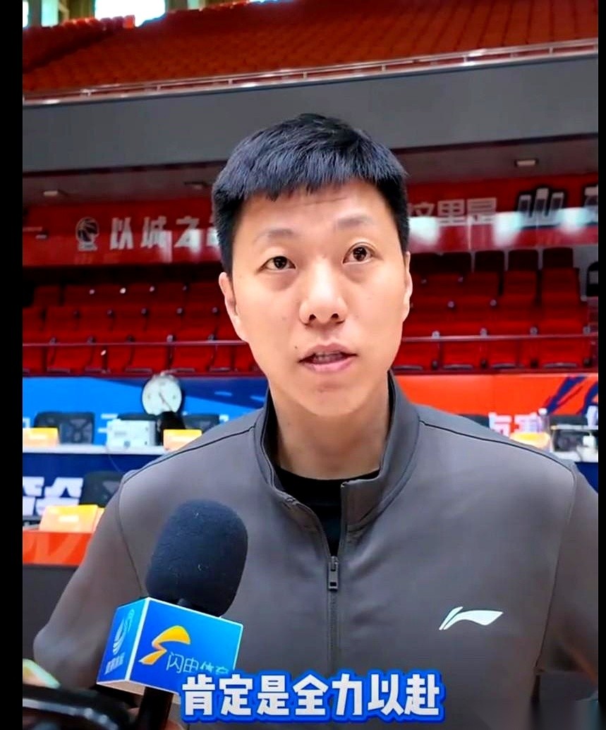 山东男篮的常规赛收官战，首发名单还没出，主力席上就先空了一个坑。队长...