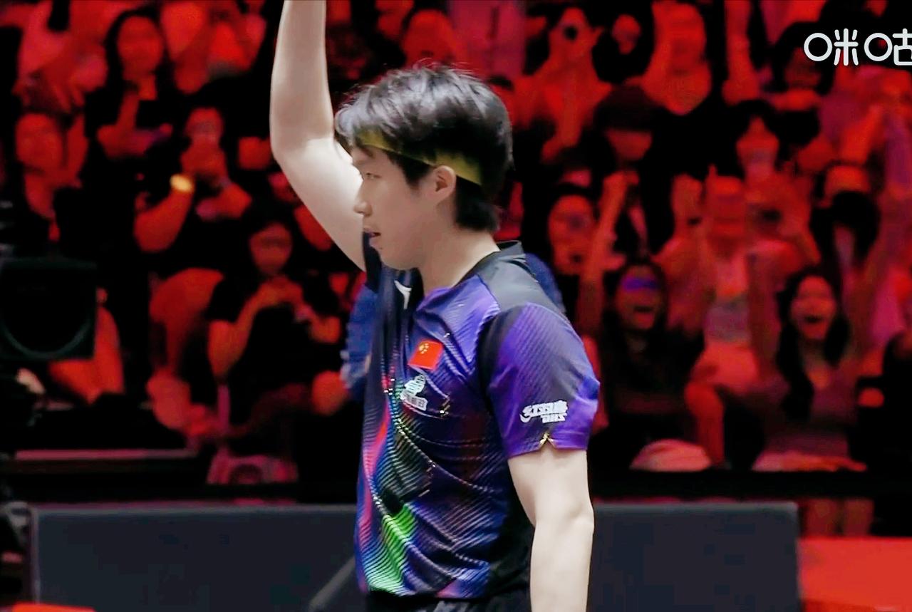 坏了！王楚钦场面被动，不会爆冷吧！开局两人都接不好对方发球，王楚钦连摆高3