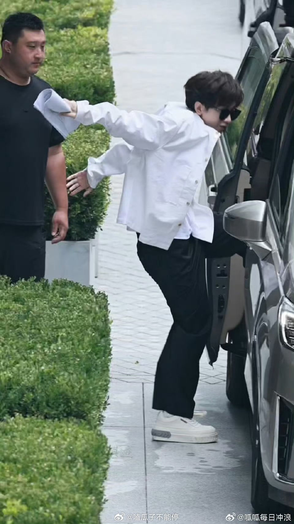 成毅赴山海追剧团上班，好开心啊​​​