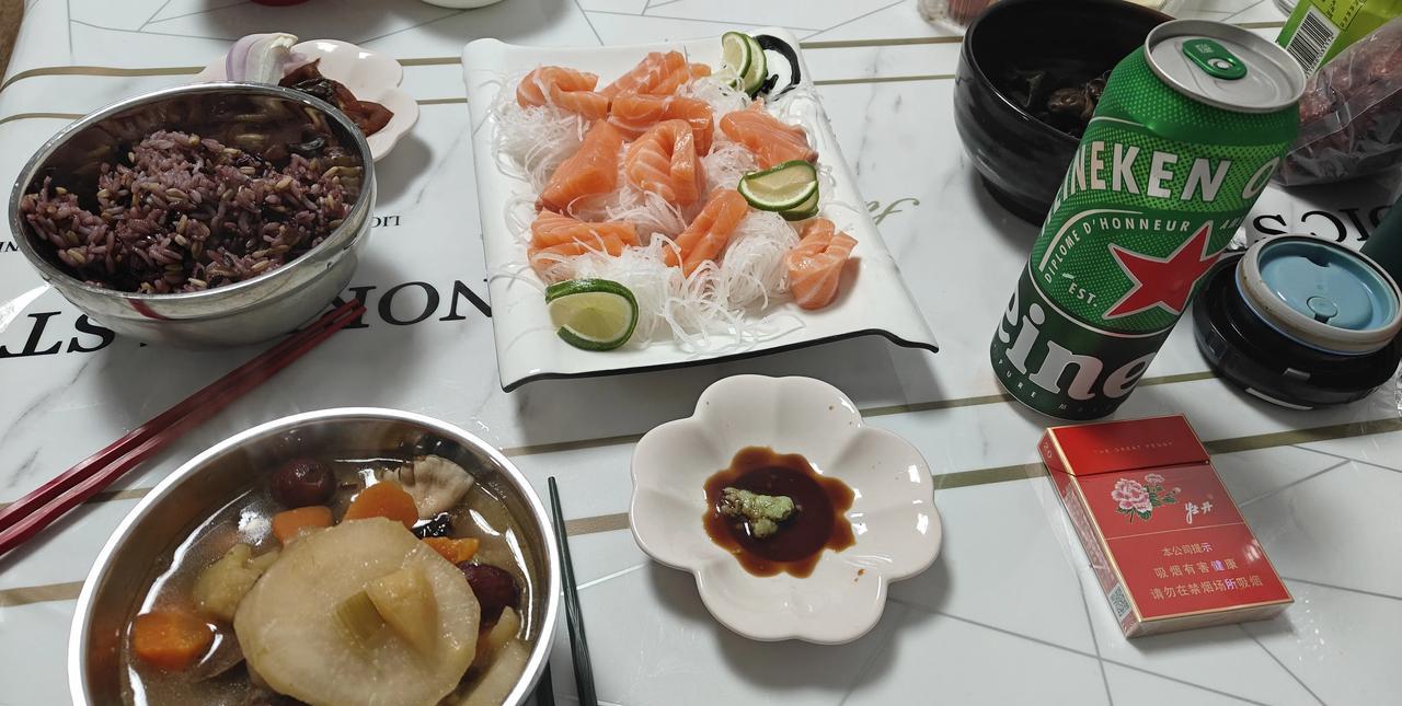 图片是克非前天早上的早餐，啤酒就是一个摆拍，早上很少喝啤酒。这些年我一直在努力定