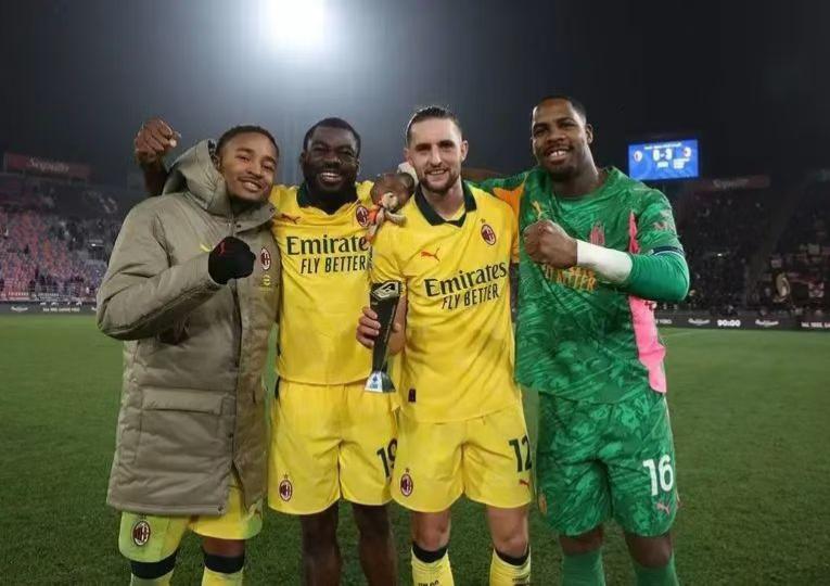 98/99赛季的局面远比今天更加凶险，当时只剩下7轮，还落后拉齐奥7分，而现在的