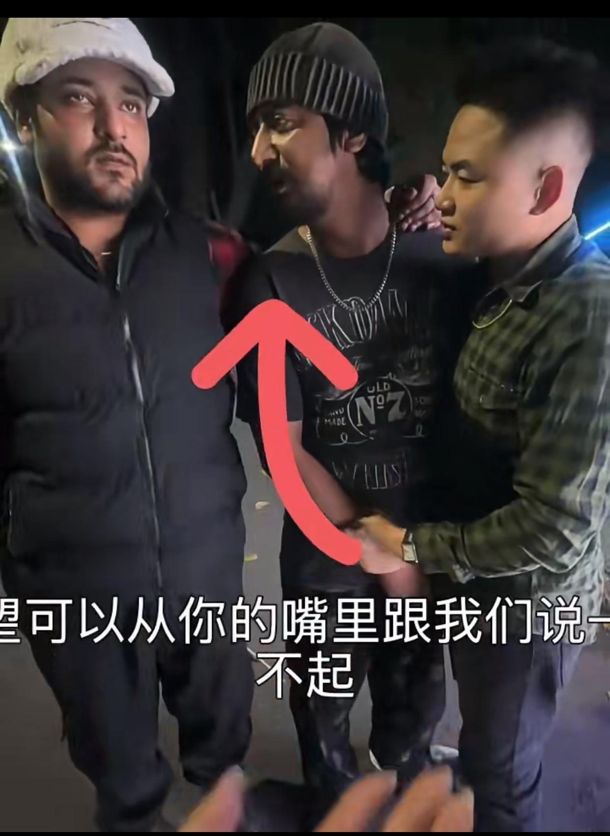 近日广州，一对母女从烧烤摊路过时，被一名外国人用中文言语侮辱，姑娘上前理论，可这