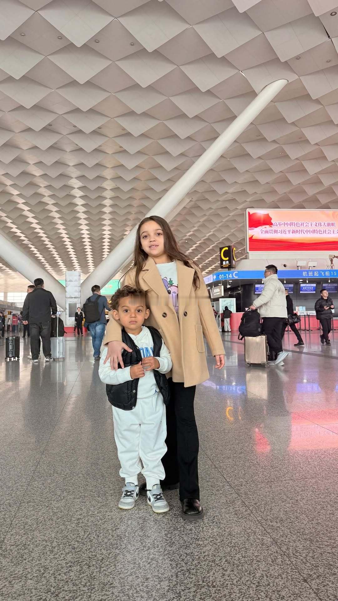 马亚的家属，今天上午10点乘飞机返回巴西，值得一提的是，今天回去的好像只有他老婆