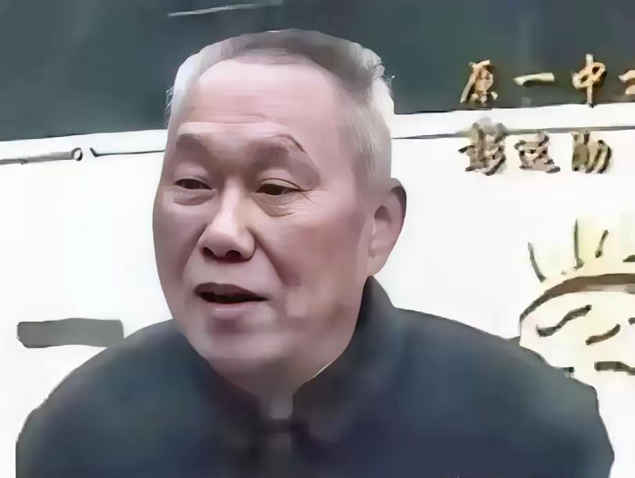 🌛湖南，一退休老校长去朋友家做客，得知朋友家的小保姆因为家里困难，放弃了上