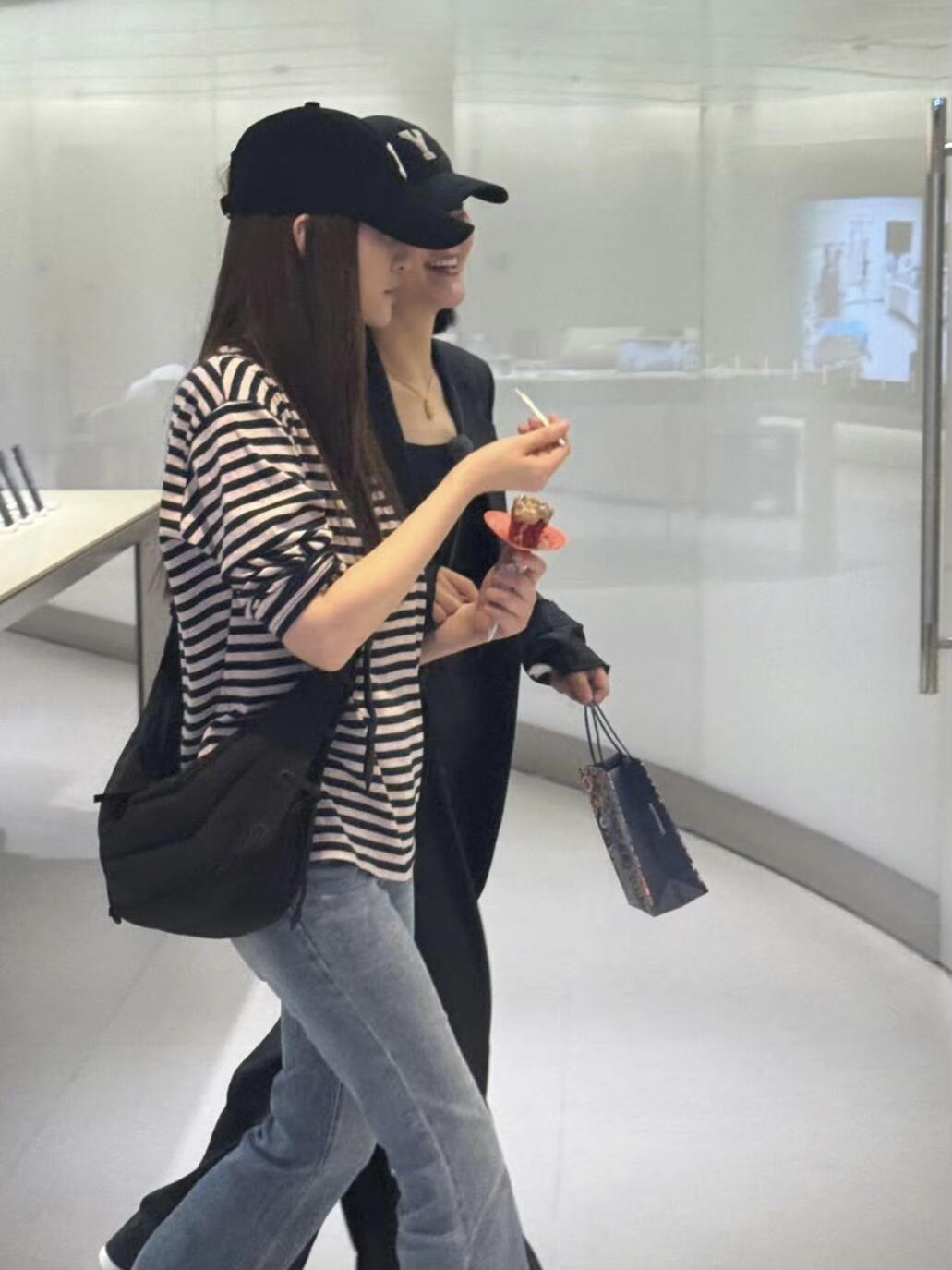 李小冉谢娜王鸥闺蜜组谢娜李小冉这么多年的感情好让人羡慕啊！！我和我闺蜜出门就这样