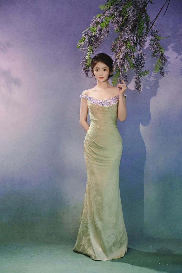 今天谭松韵在出席活动的时候搭配了一件绿色的裙子，展现出了满满的春日时尚风情。