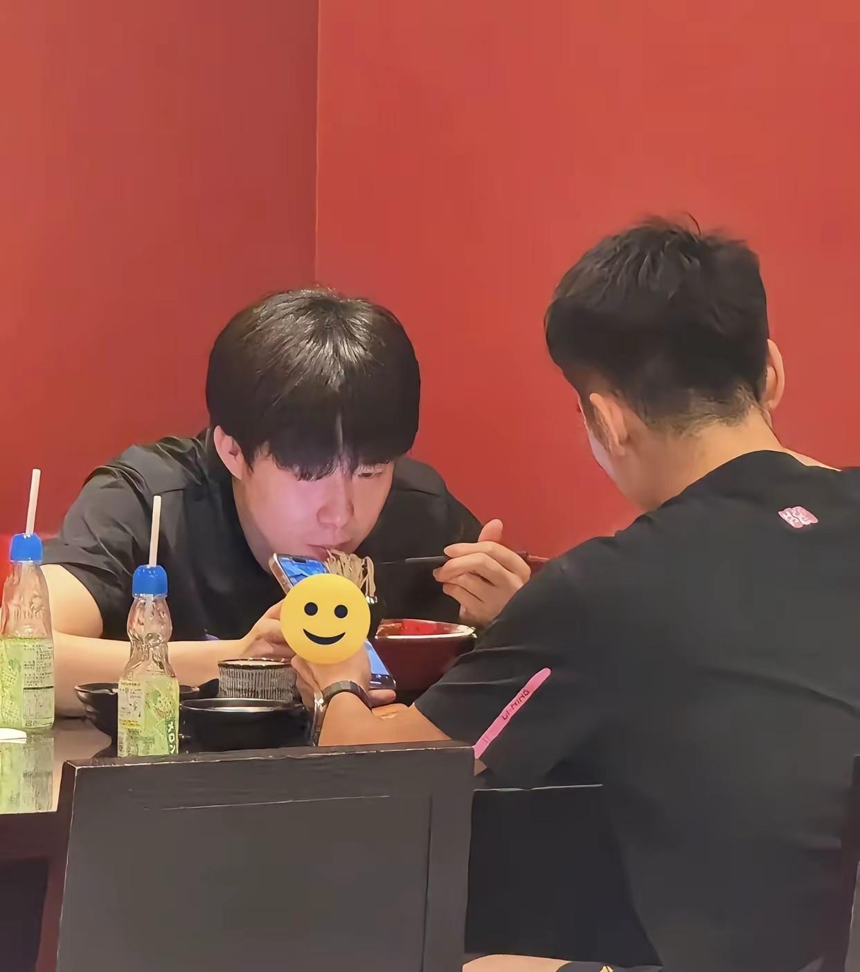 和小牛在澳门吃面的王楚钦，可能是因为北方人的缘故，发现楚钦很爱吃面。由于过敏体