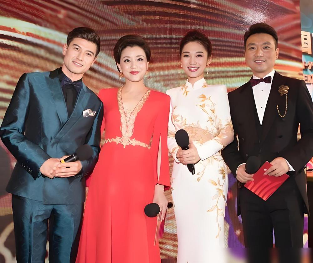 一张央视合照，暴露了最残酷的职场真相。杨澜一袭红裙，站在最中间，光彩夺目。旁