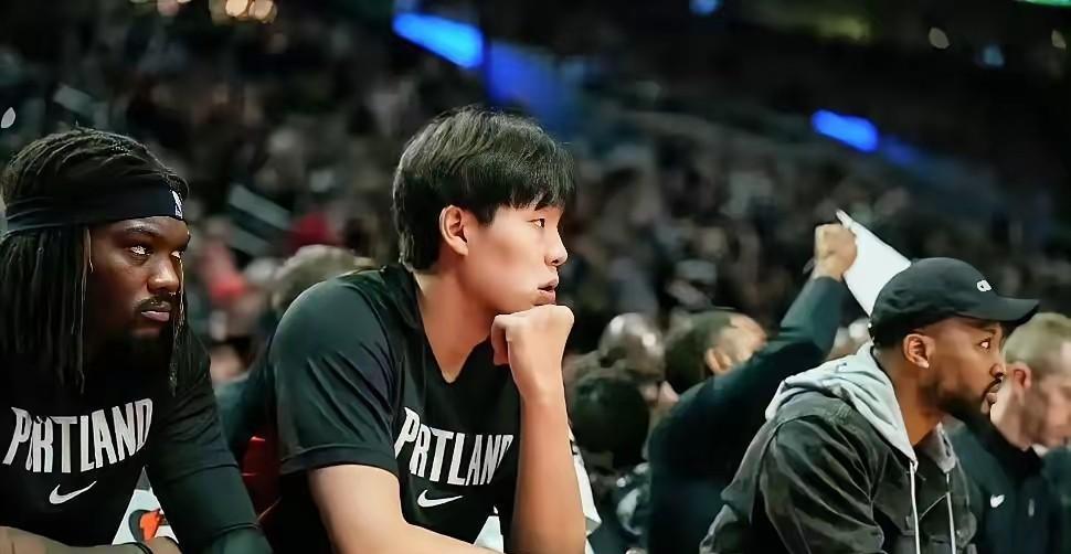 严重怀疑，杨瀚森在开拓者是不是被区别对待了？别的不说，我们先看看开拓者其它三大中