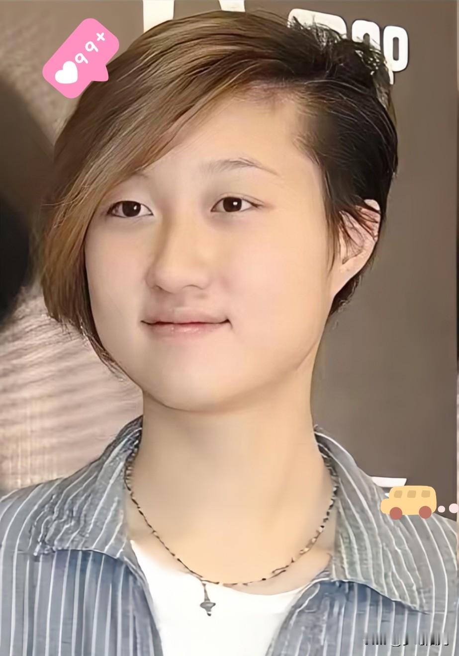 不想靠爹妈,她自己活出样了。吴卓林旺角夜市摆摊卖T恤,50件售罄!她不靠妈妈吴