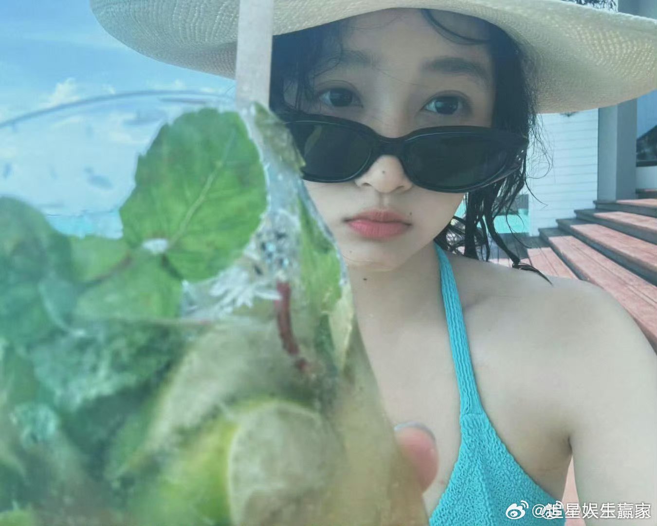 关晓彤日更这色系对我眼睛很友好，海边游玩看起来好快乐🤩​​​