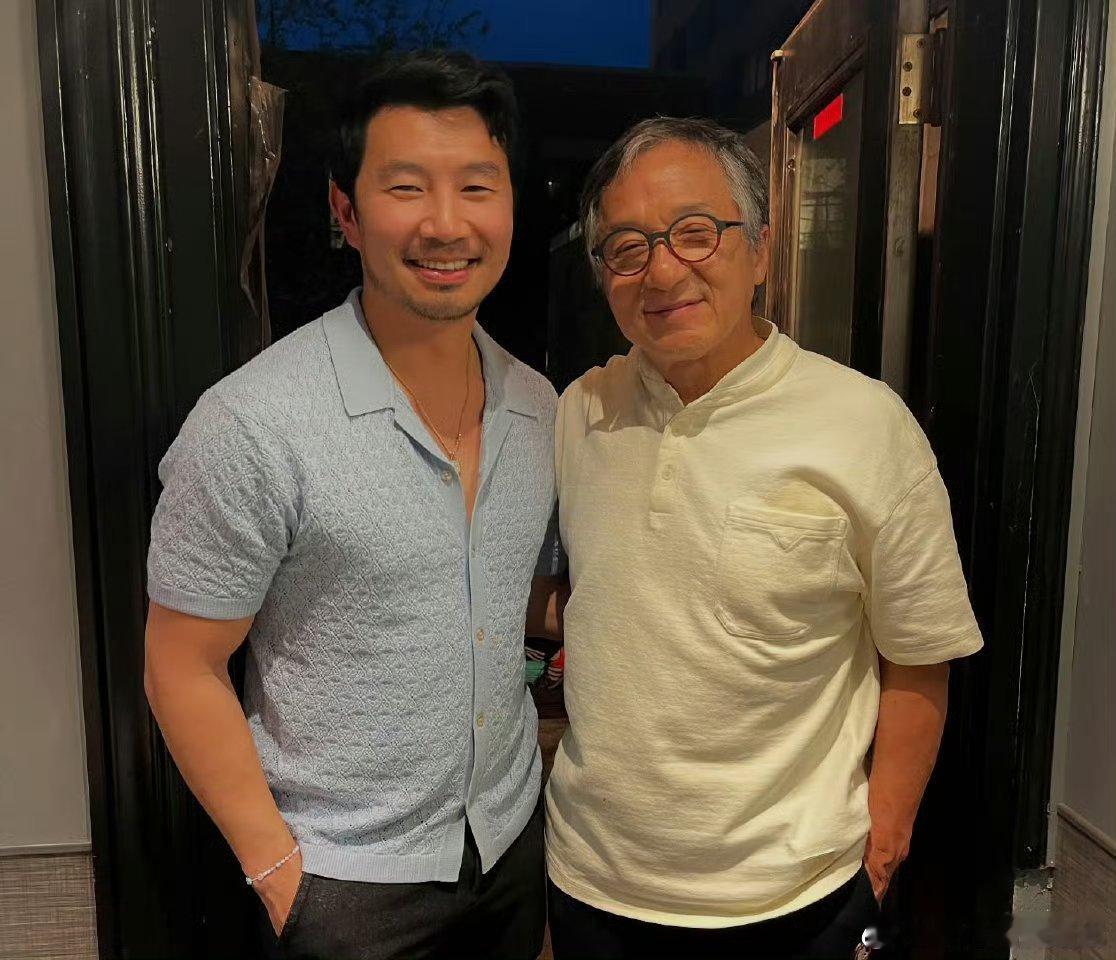成龙刘思慕合影成龙刘思慕同框两人笑得好开心哈哈​​​