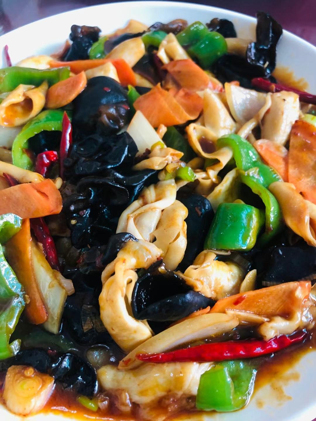 我通常是用豆油和猪油混合来炒菜，这样炒出的菜味道更好，营养也会更全面。可以先在