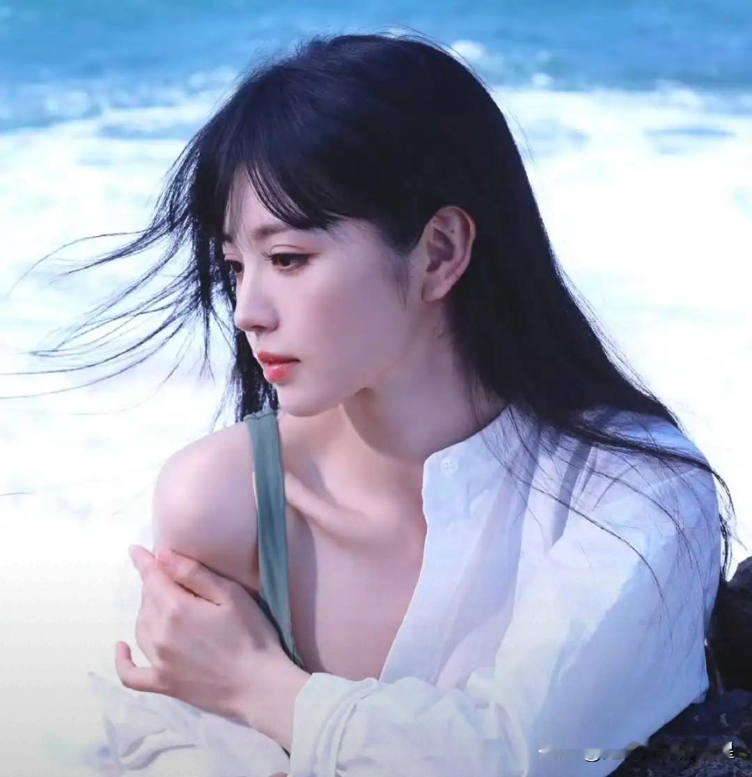 田曦薇这组白衬衫写真也太绝了！纯欲感直接拉满，看得人心动！[爱心]简单的白衬