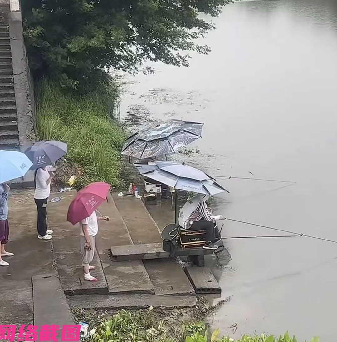 某处的河岸上有人在此钓鱼，没有想到来了三女子，突然朝着一群钓鱼的人说不要再有如此