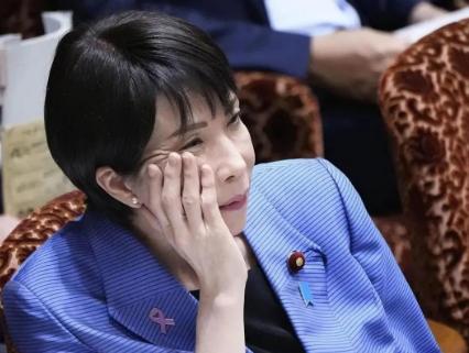 一根筋两头堵！高市早苗一天收到两个坏消息，国内已经撑不住了，而中国那边还是没有消