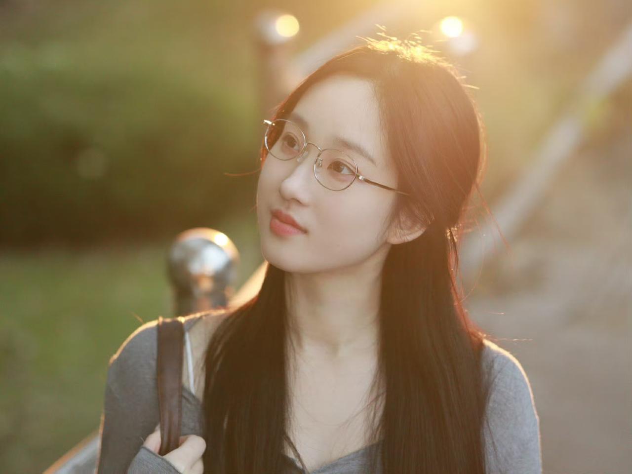 阳光如此温暖，人间皆是浪漫；愿日子清静，抬头遇见满眼温柔。