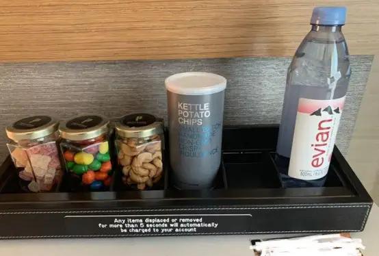 “离大谱了！”一女子一家三口去旅游，入住某中高档酒店，进入房间后，她看迷你吧台摆