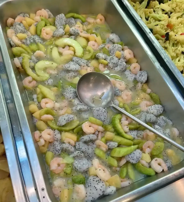 儿子学校拍食堂照片，猜猜这是什么特色美食