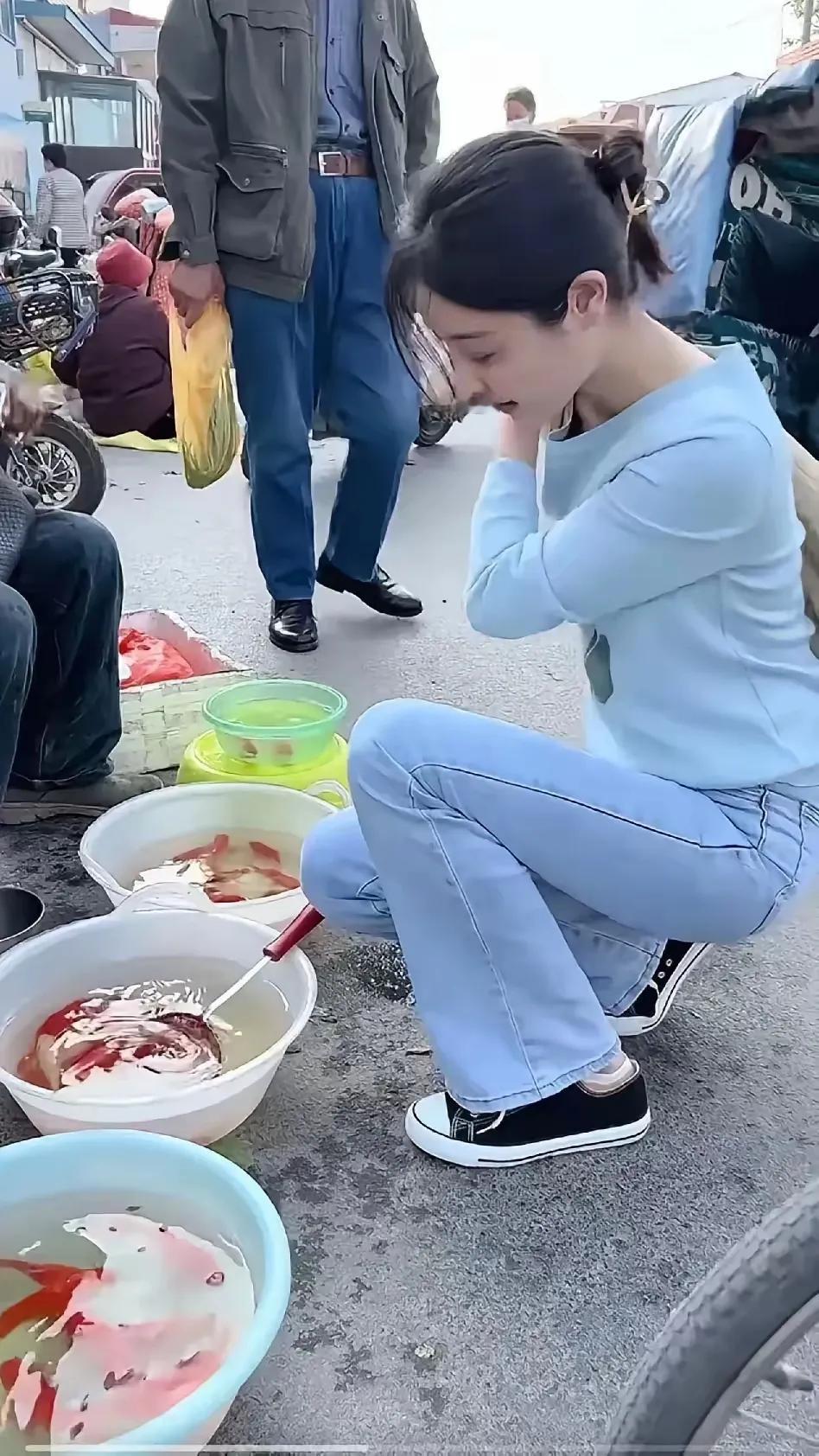 跟大伙儿说句实在的，可别被李福贵“骗”了！你们以为她是那种天天大手大脚的豪