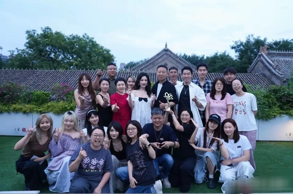 杨紫庆功宴全家福曝光！爸妈眼里全是骄傲，这才是被爱养大的孩子啊