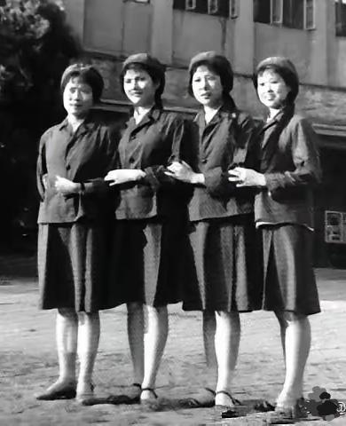 虽然是黑白照，但感觉那时的女兵就是特别美，英姿飒爽不一般…女兵生活照女兵写真