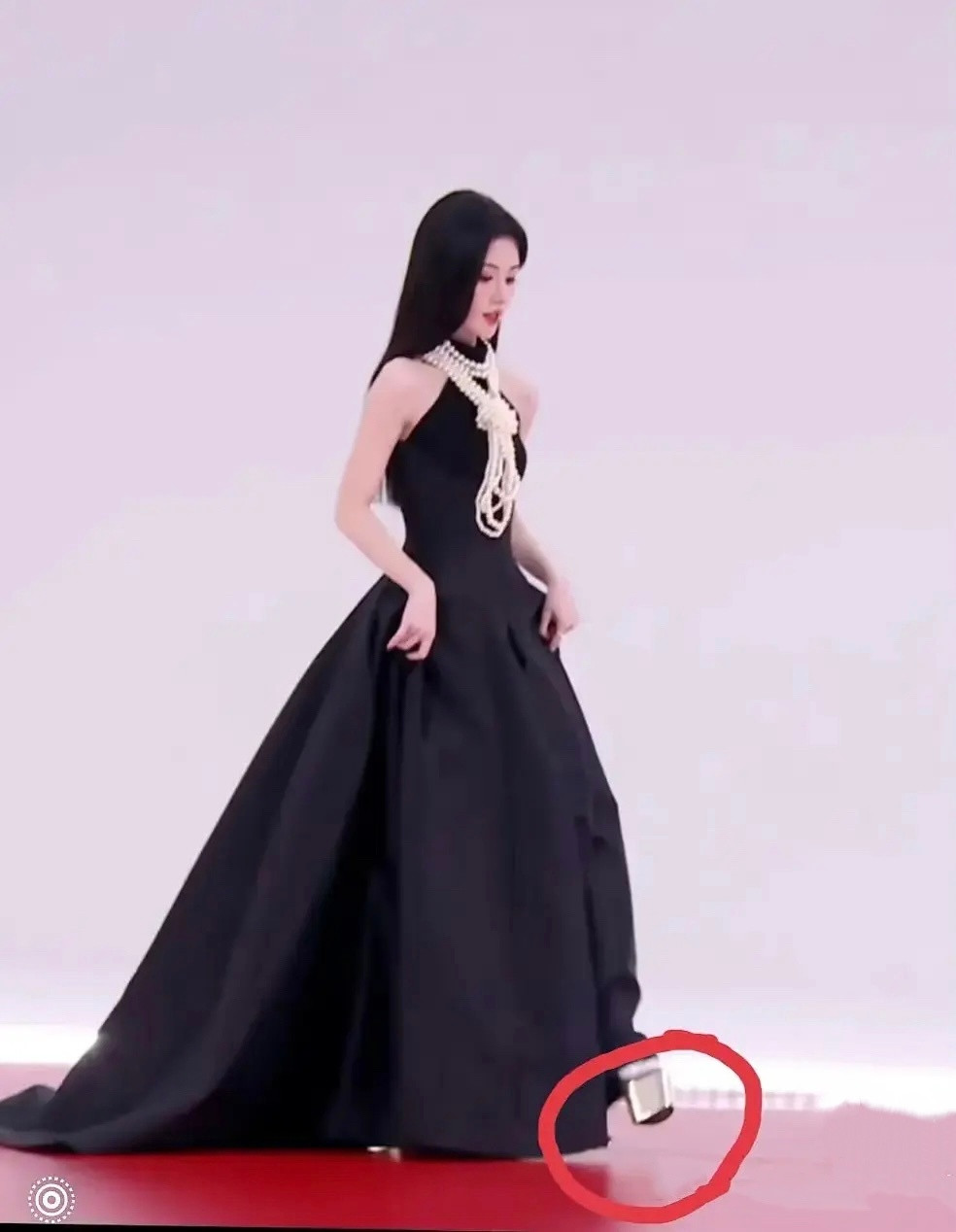 我的天，鞠婧祎这个鞋竟然有20厘米？！虽然很好看但是是不是有点太高了