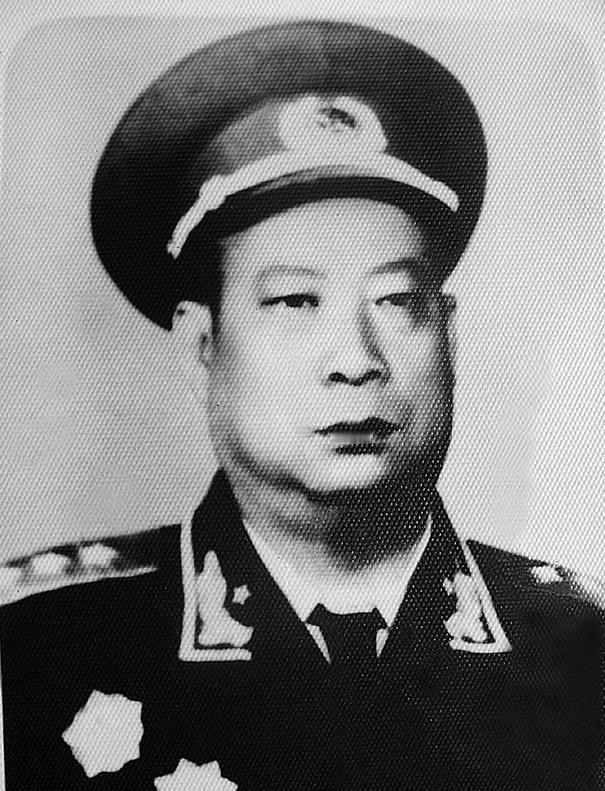 1955年成都军区成立时的领导班子，堪称军界顶配阵容。司令员贺炳炎独臂握军旗，这