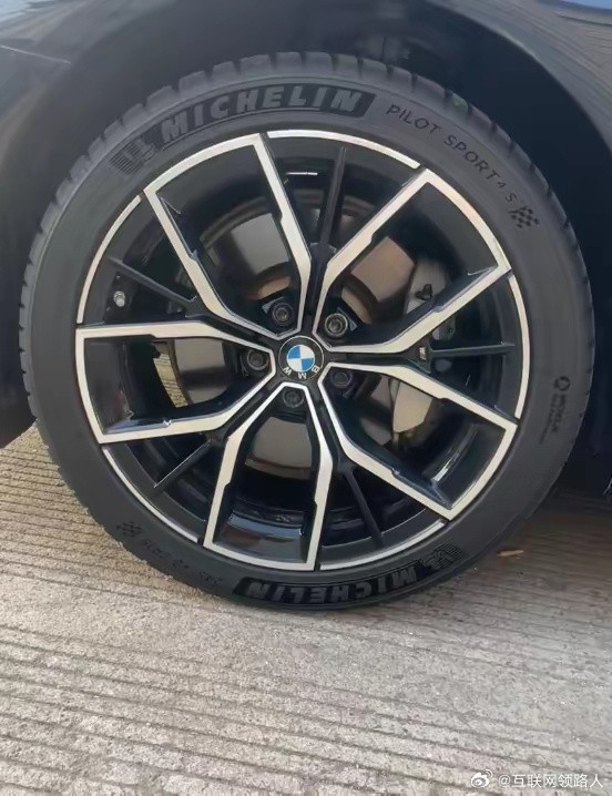 上周去修车，跟了我7年的轮胎被师傅催着换，说超过5年就该换，还把安全挂在嘴边。我