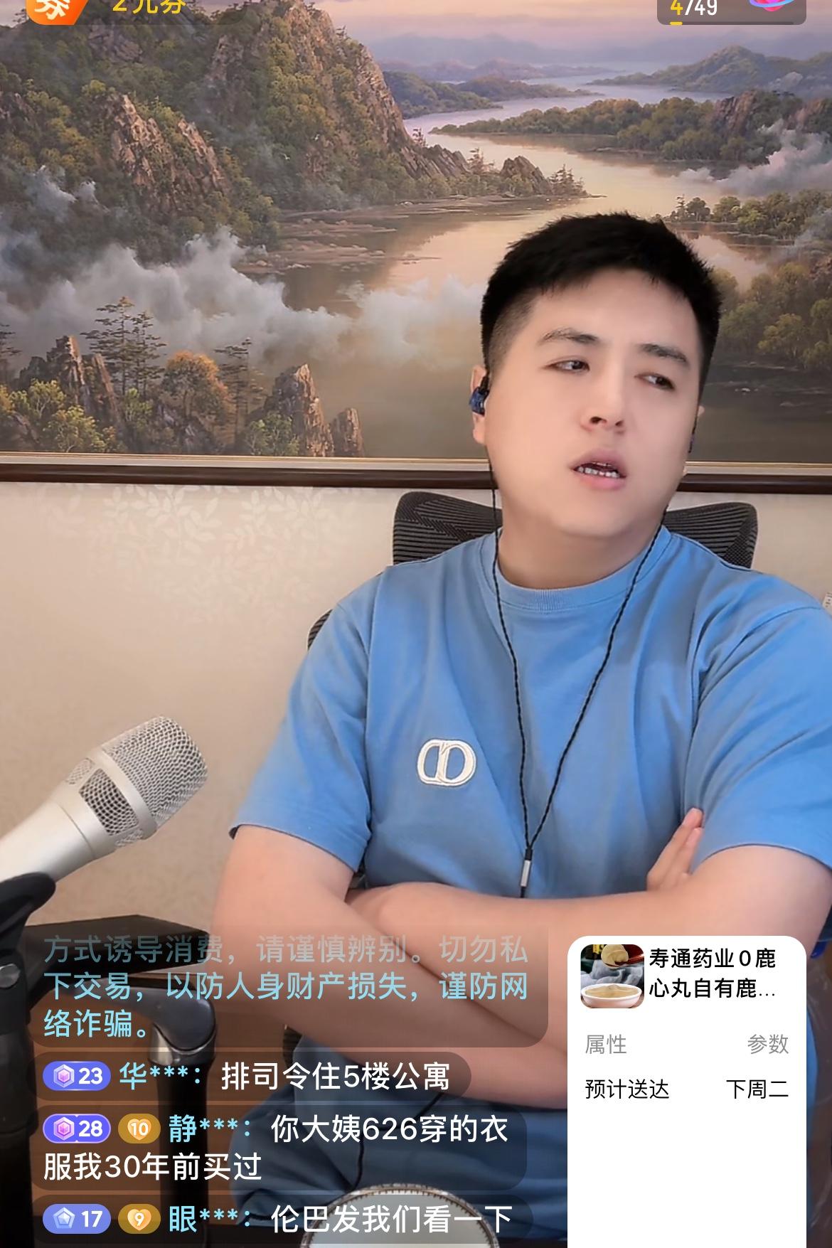 伦巴说，我看了大姨年轻时候的照片，穿的去下乡一样，可能小时候不受待见吧！但是