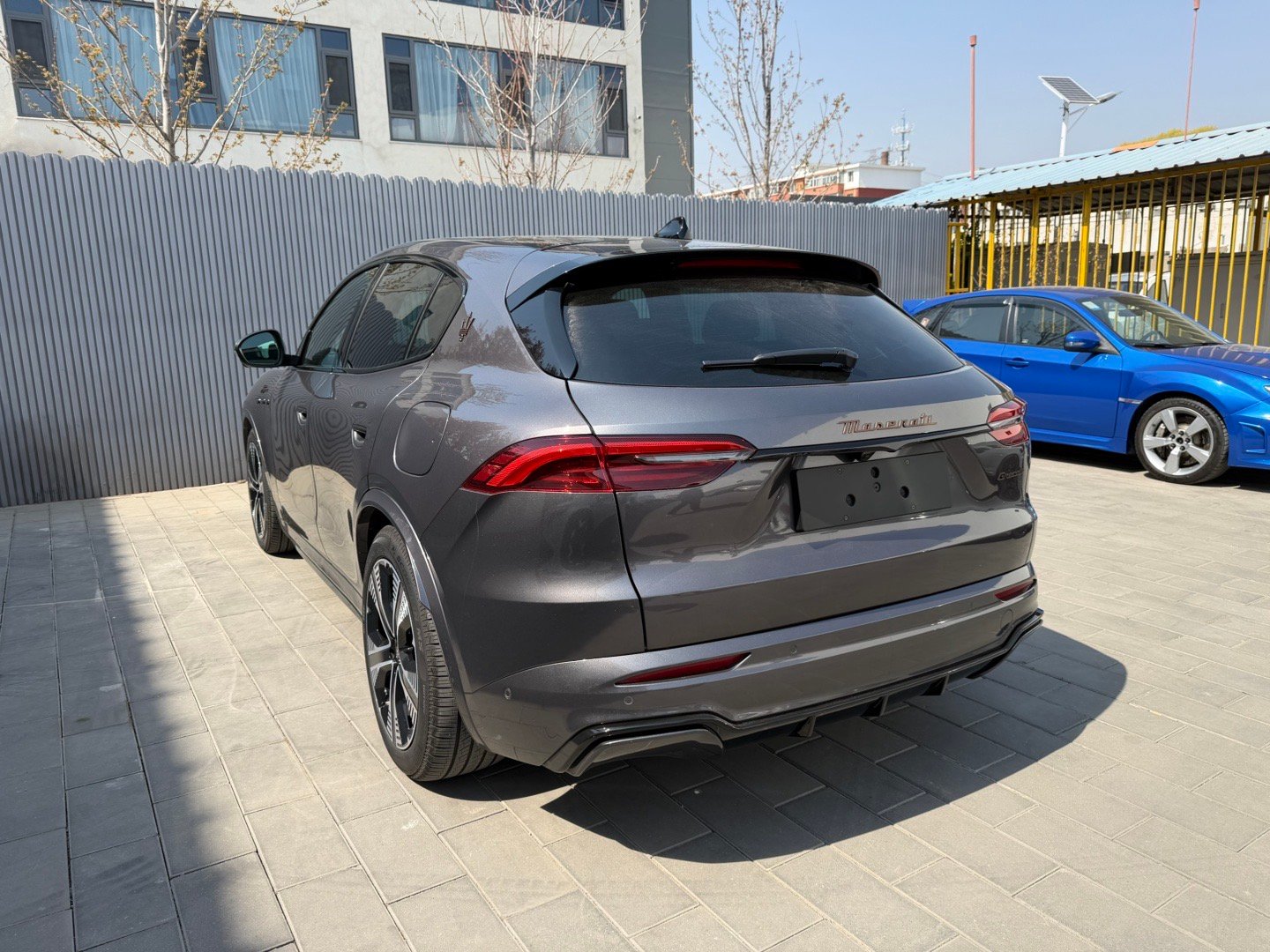 第一次见玛莎这个电动小SUV，30多万。这车最大的特点是，不上牌的话看不出是个电