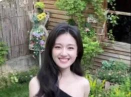 **李兰迪首度公开泳装写真元气少女诠释健康美学新风尚**7月盛夏，95后实