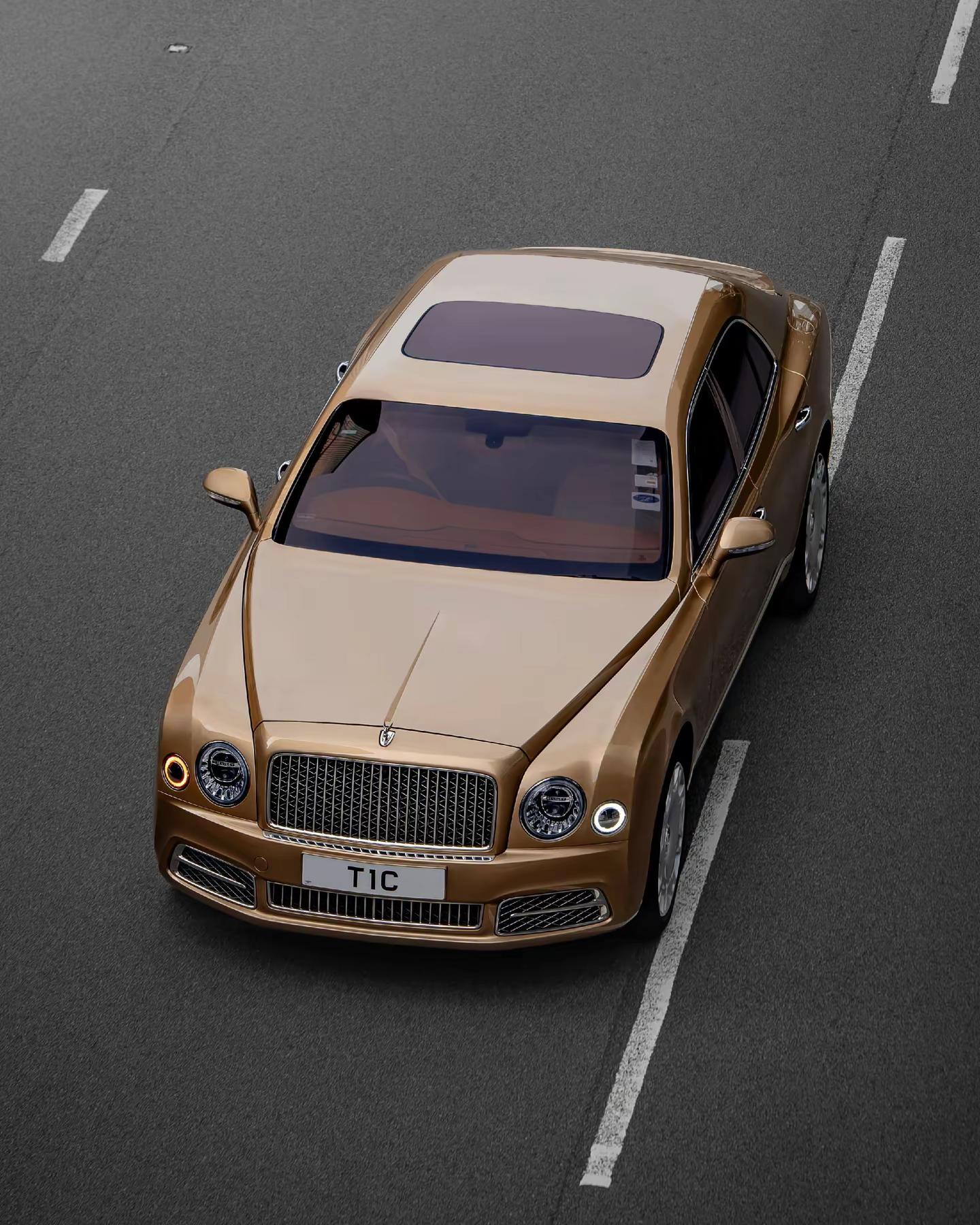 香港豪车街拍:宾利慕尚——优雅且高贵。