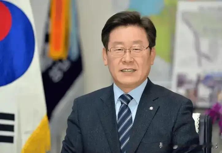 真的破防了！60%的支持率，这记耳光扇得有点响。前脚还在上海吃着小笼包谈物