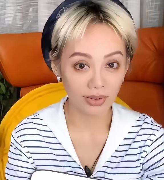 宁静，太敢说了！9月2日，宁静在直播中再次谈起《花少2》中杨洋走丢的事情，她坦