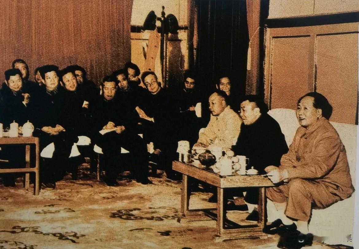 1958年12月，军委总政在广州召开全军政工会议，毛泽东主席亲临会议，尔后又召集