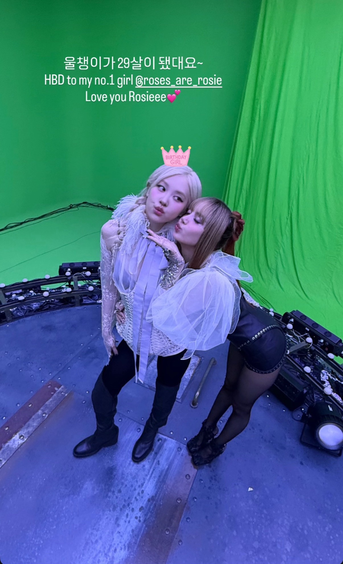 lisa发合影为朴彩英庆生“HBDtomyno.1girl”“Love