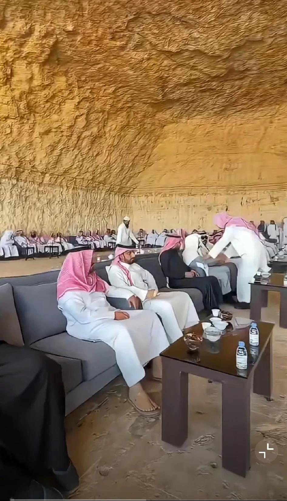 看到这张照片差点没把我笑翻！中东的王爷们现在只敢躲在山洞里开会了，看来王爷们也怕