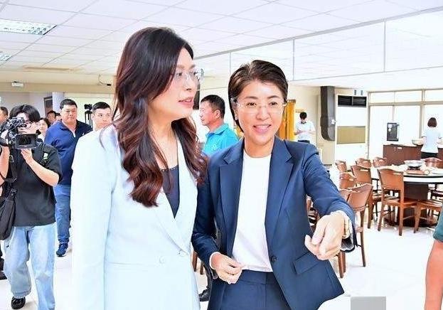 蓝营大咖齐聚彰化力挺魏平政，王惠美再度成瞩目焦点。9月23日晚，郑丽文来到彰化，