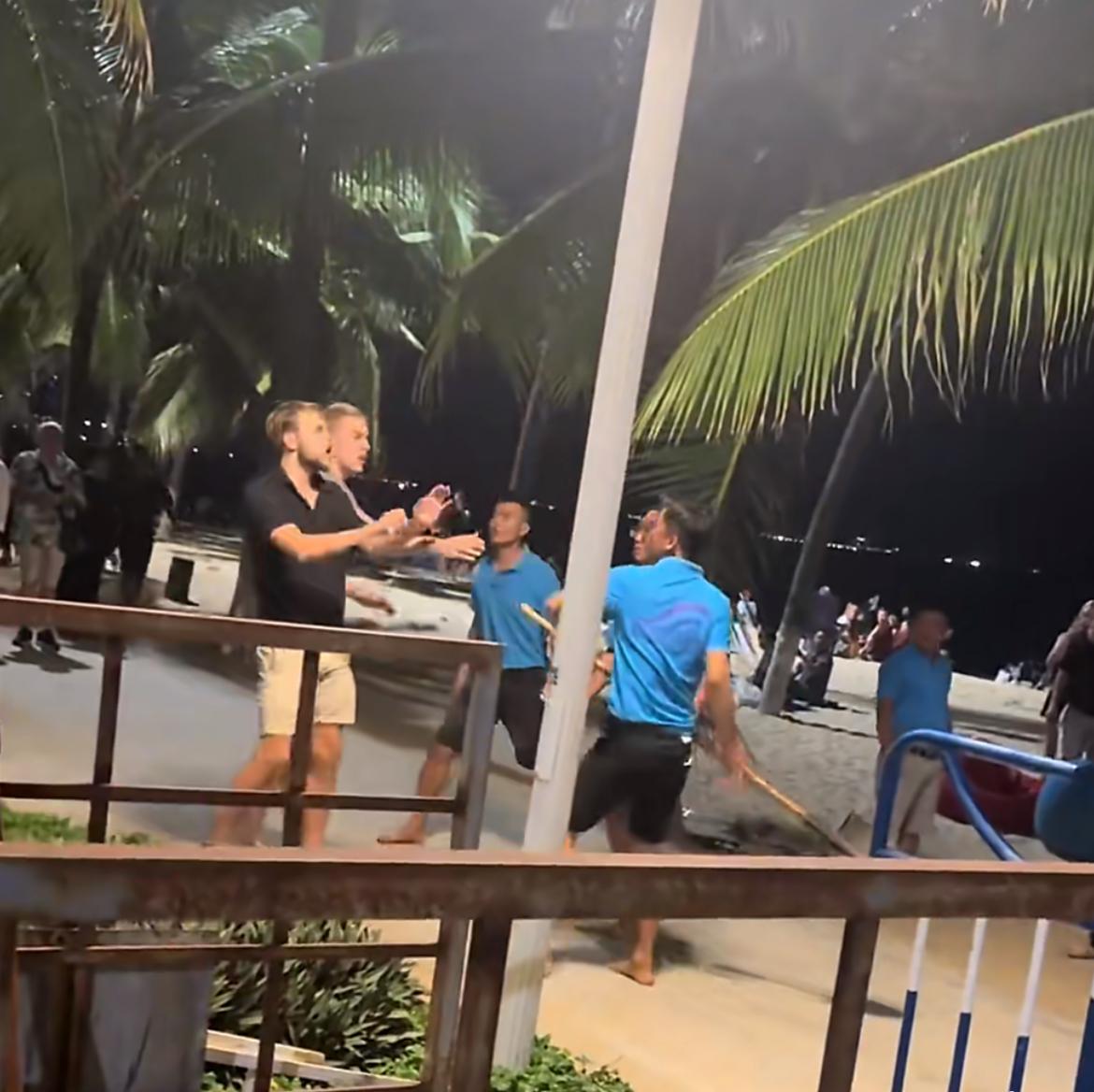 白人游客与越南本地人发生冲突，三个越南人一拥而上，拿着铁楸就想直接干，把白人男子