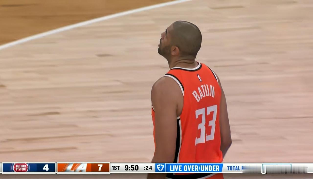 我忍不住要怒赞快船老将巴图姆！在今天快船主场迎战活塞的比赛中，目前双方的上半场比