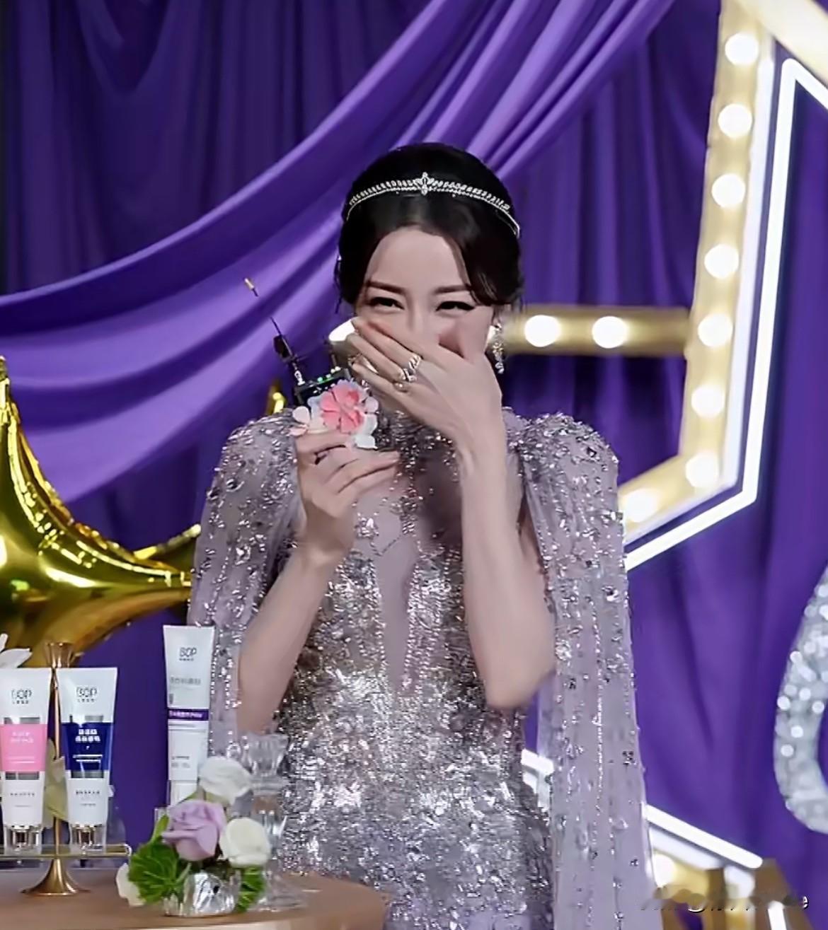 12月15日，迪丽热巴久违亮相直播！身穿重工满钻高定公主裙亮相，超美超闪耀！一