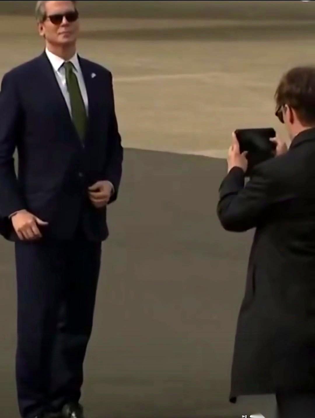 看到耶伦跟“空军一号”合影那张照片，真的，一秒钟没绷住。又是自己拿手机拍飞机，